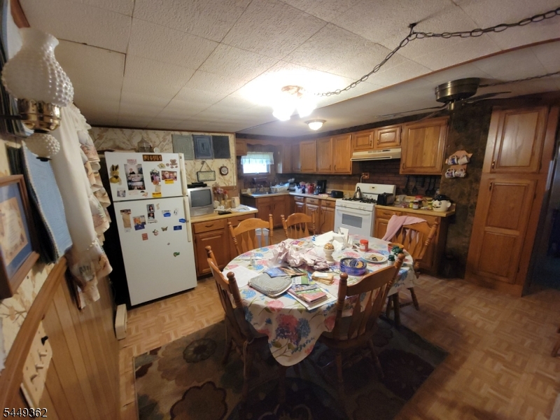 592 Equator Ave Property Photo 8