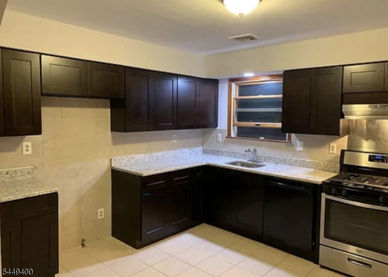 648 Summer St Property Photo 13