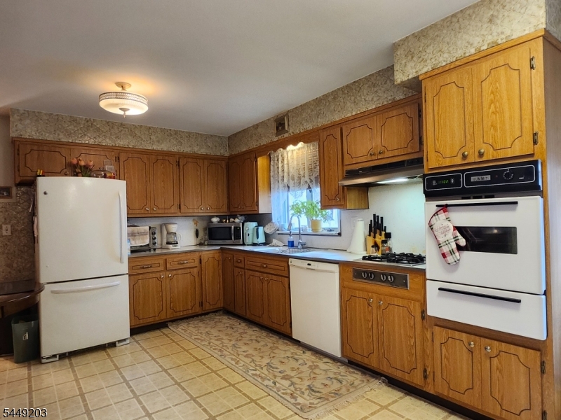 33 Livingston Ave 2 Property Photo 8
