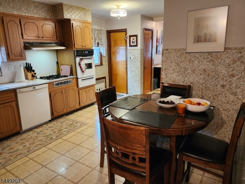33 Livingston Ave 2 Property Photo 9