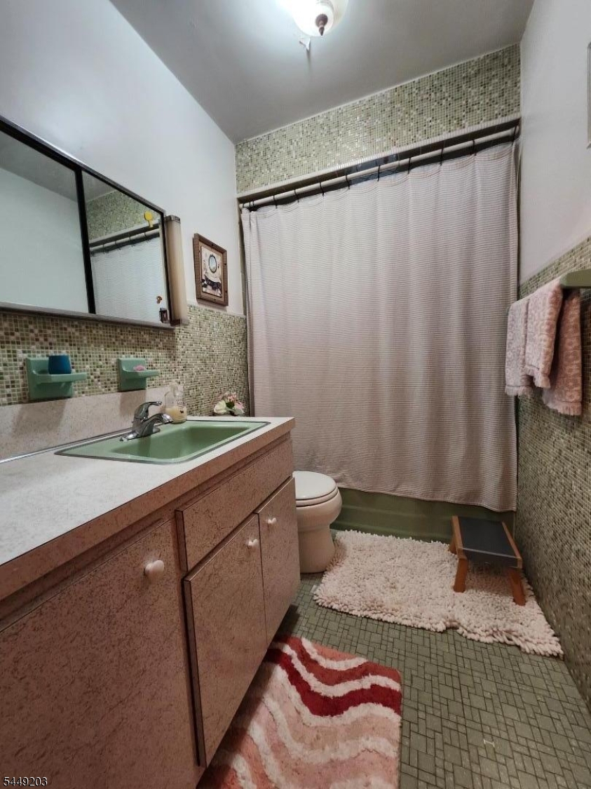 33 Livingston Ave 2 Property Photo 14