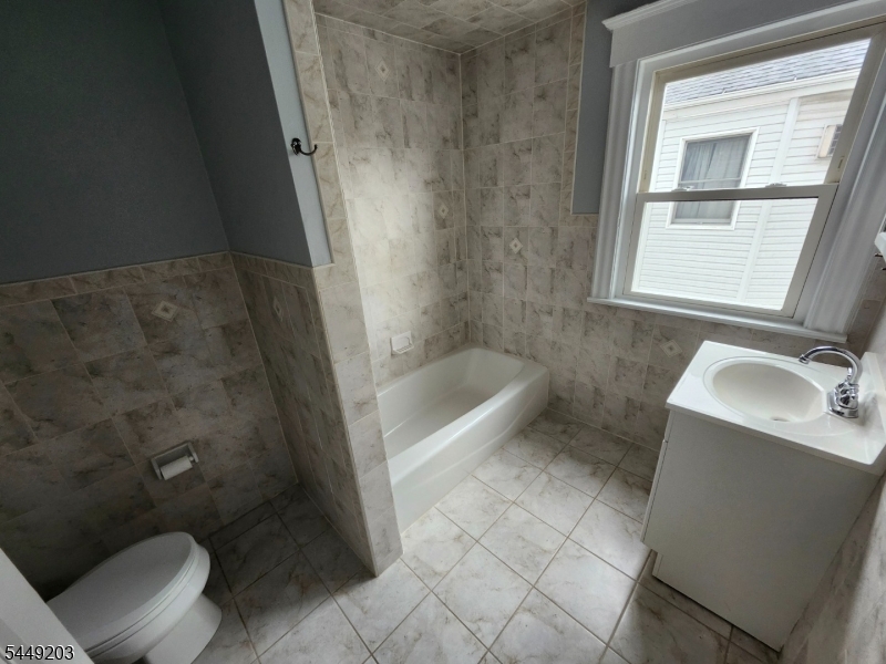33 Livingston Ave 2 Property Photo 19