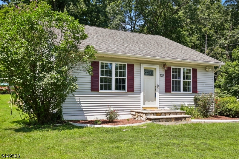 523 W Hill Rd Property Photo 1