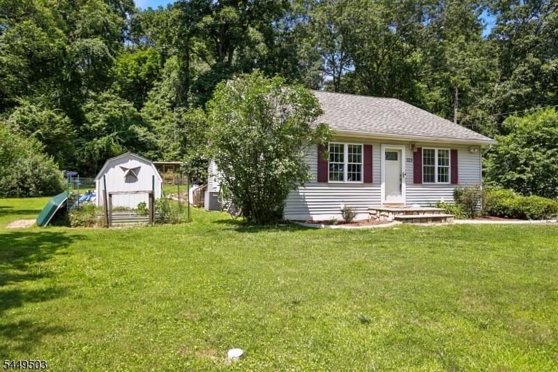 523 W Hill Rd Property Photo 2