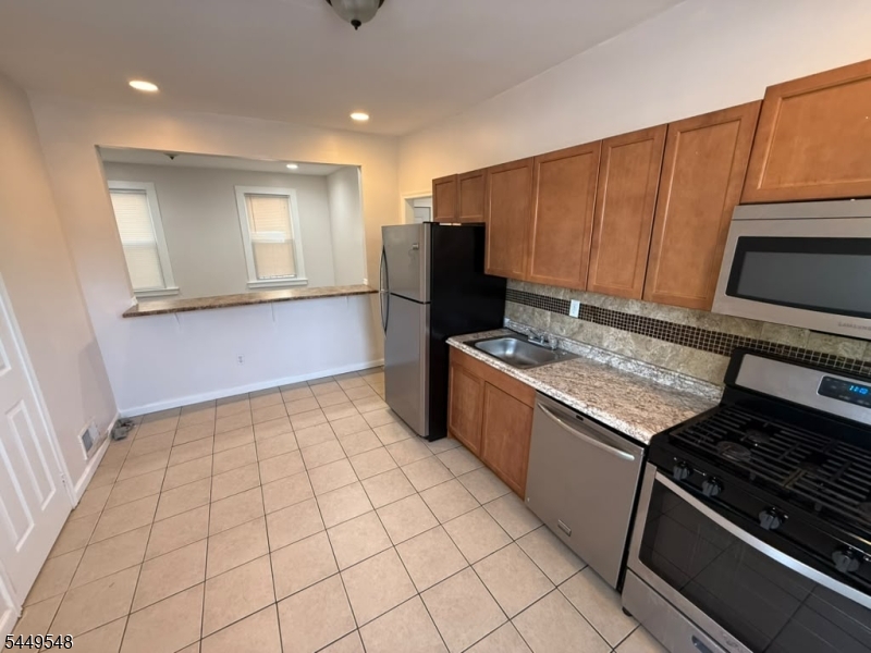 86 Mapes Ave 1 Property Photo 4