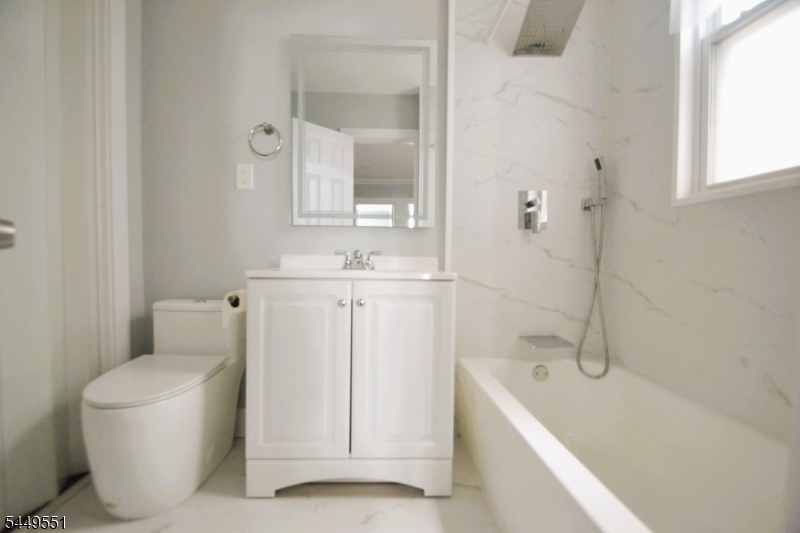56 Hobart Pl Property Photo 6