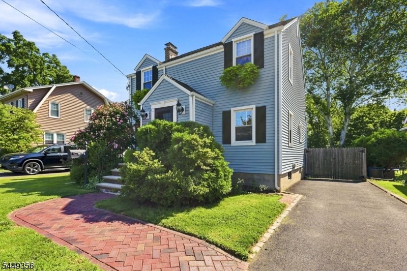 366 Vosseller Ave Property Photo 2