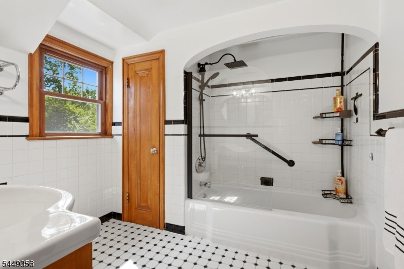 366 Vosseller Ave Property Photo 23