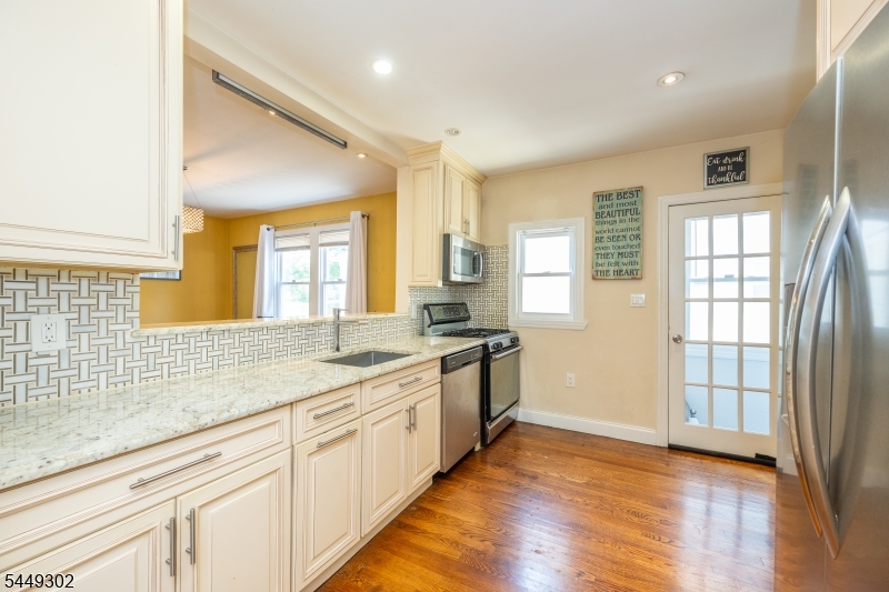 160 Mt Vernon St Property Photo 3