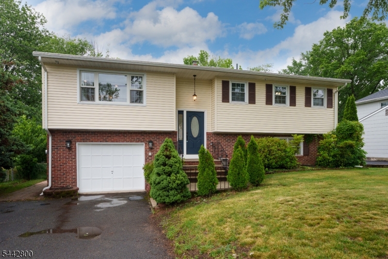 2025 Oak Tree Rd Property Photo 1