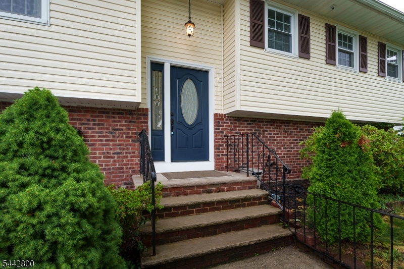 2025 Oak Tree Rd Property Photo 2