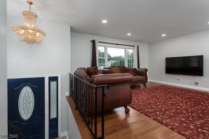 2025 Oak Tree Rd Property Photo 4