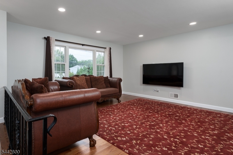 2025 Oak Tree Rd Property Photo 5