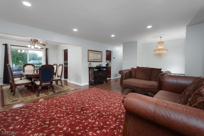 2025 Oak Tree Rd Property Photo 6