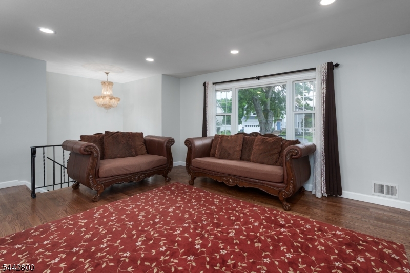 2025 Oak Tree Rd Property Photo 7