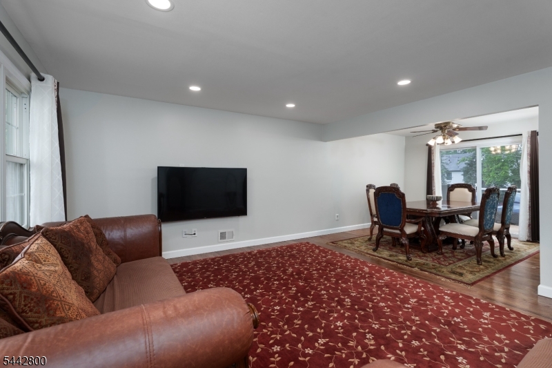 2025 Oak Tree Rd Property Photo 8