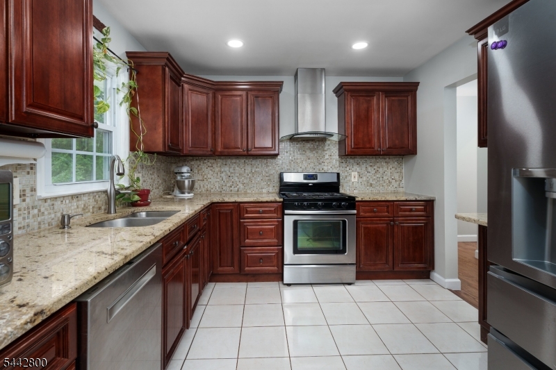 2025 Oak Tree Rd Property Photo 12
