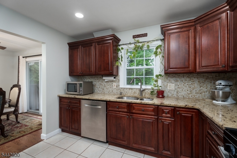 2025 Oak Tree Rd Property Photo 13