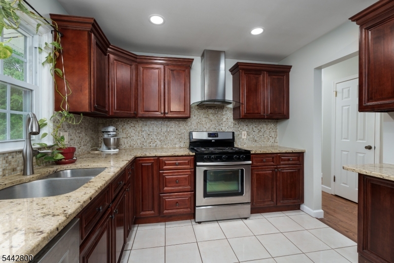 2025 Oak Tree Rd Property Photo 14
