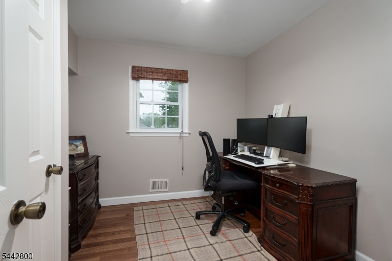2025 Oak Tree Rd Property Photo 17