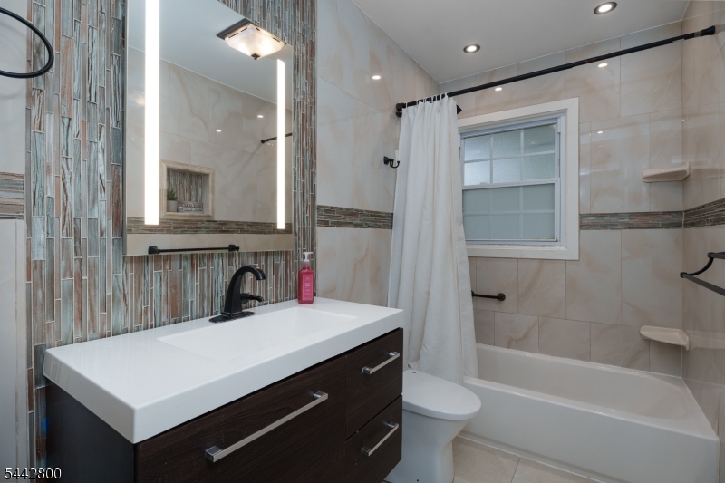 2025 Oak Tree Rd Property Photo 18
