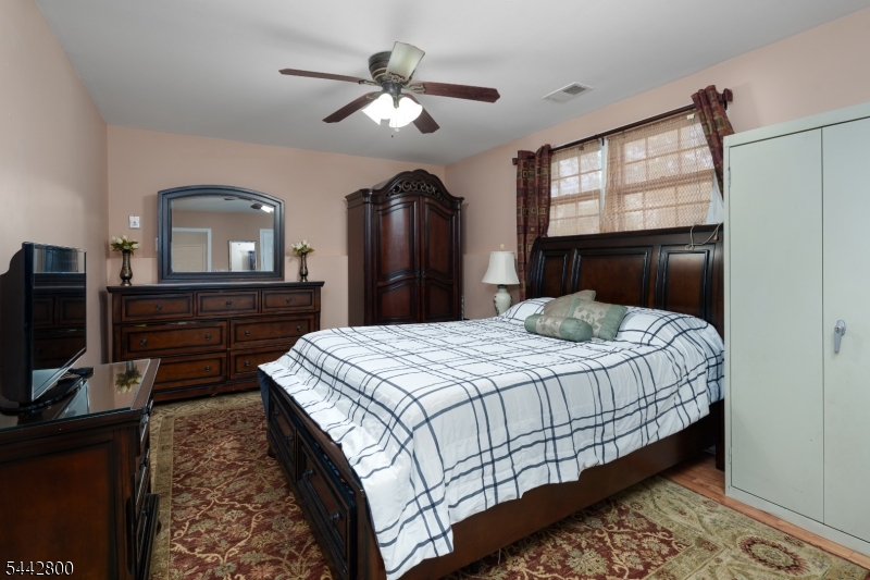 2025 Oak Tree Rd Property Photo 21
