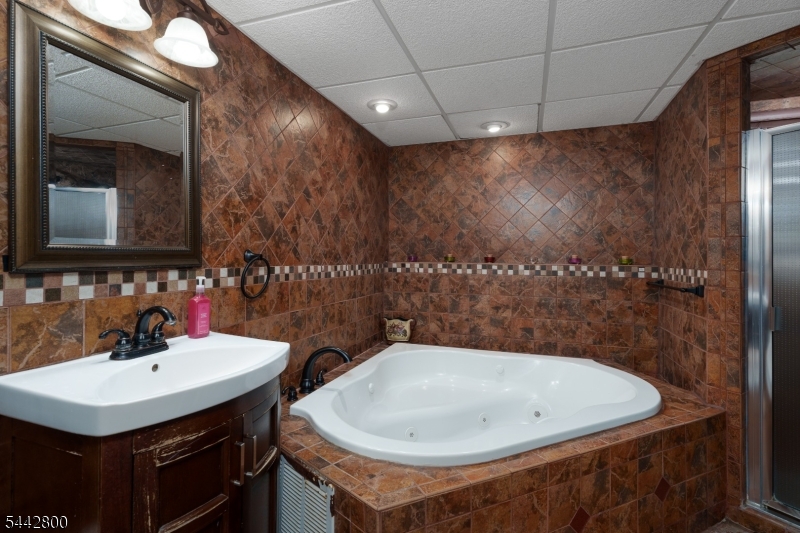 2025 Oak Tree Rd Property Photo 22