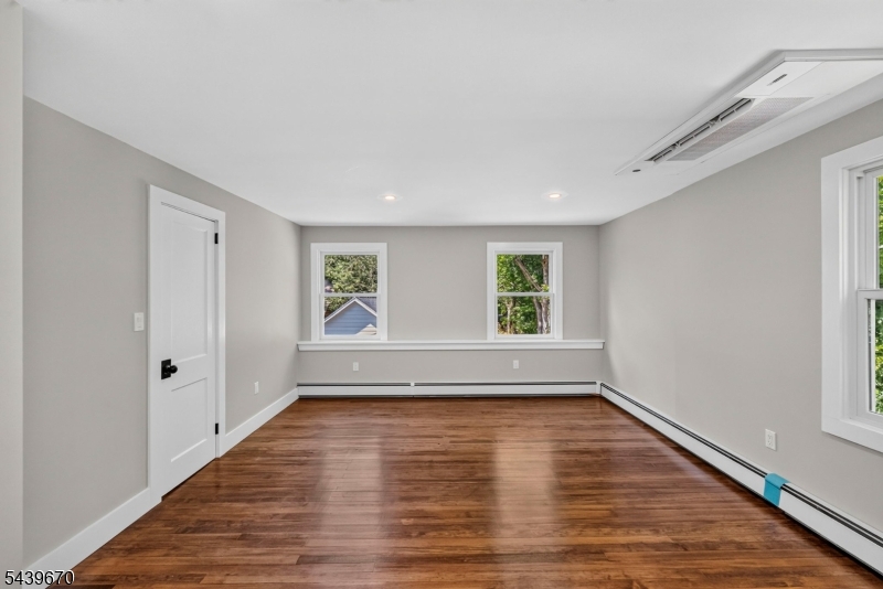 129 W Oak St Property Photo 32