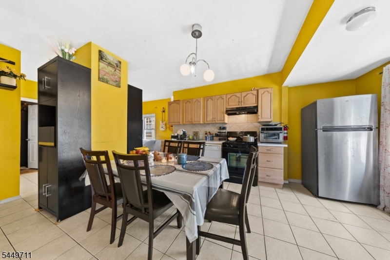 373 Oak St Property Photo 5