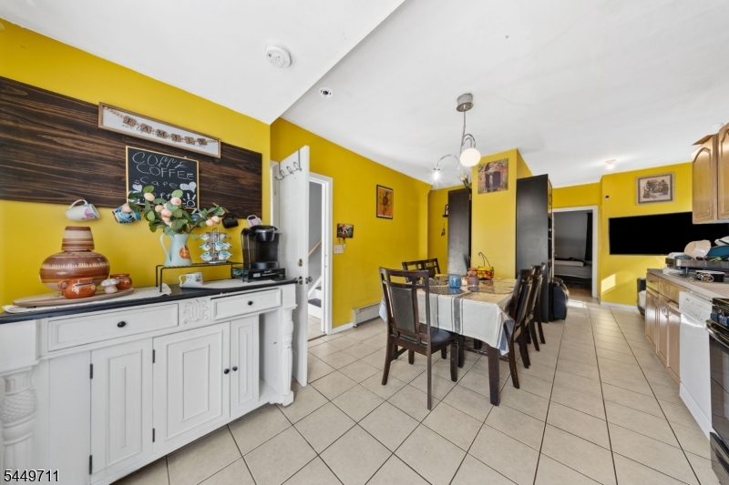 373 Oak St Property Photo 6