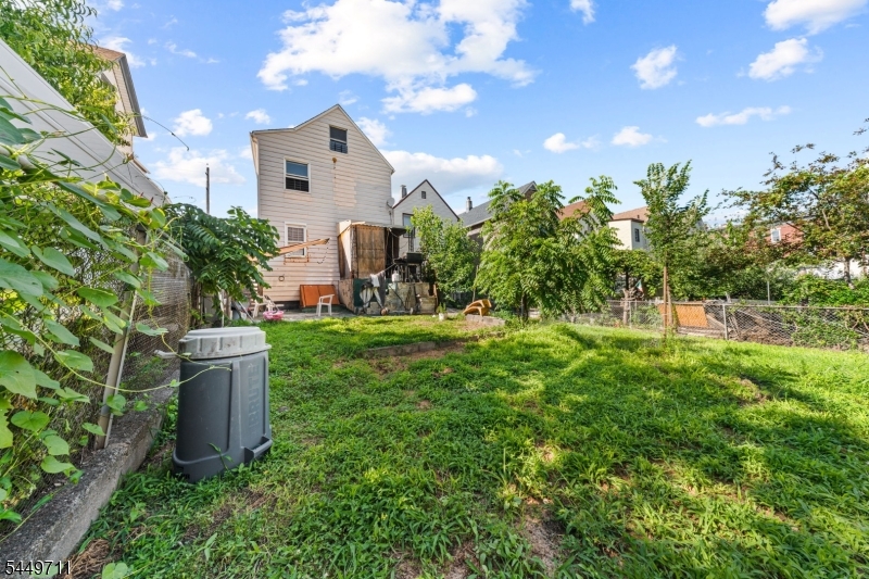 373 Oak St Property Photo 17