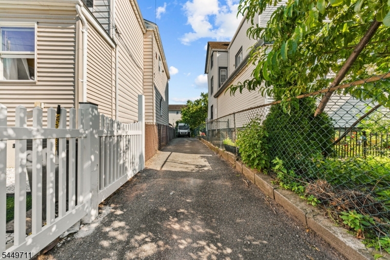 373 Oak St Property Photo 33