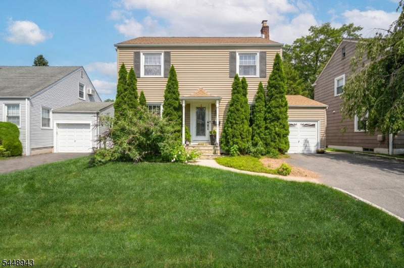 473 Whitewood Rd Property Photo 1