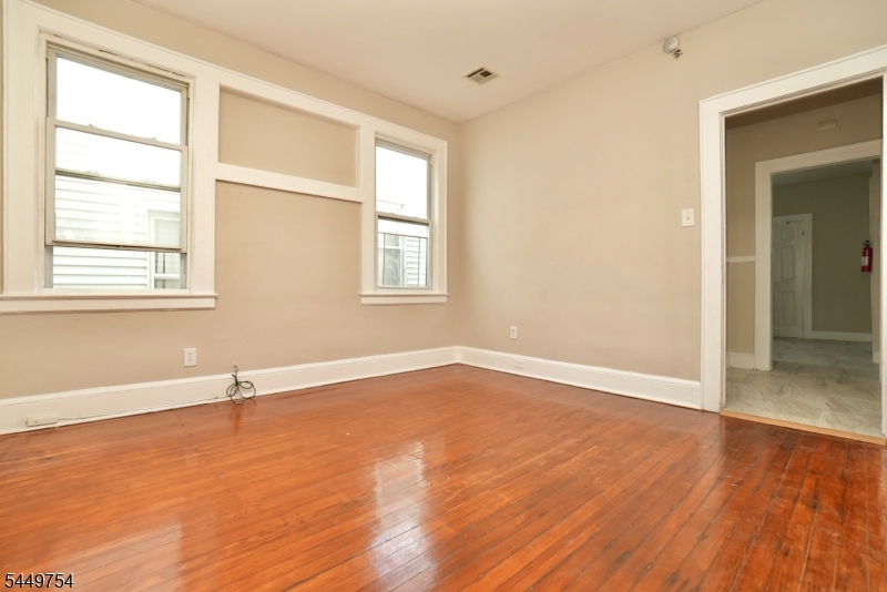 150 Columbia Ave Property Photo 4