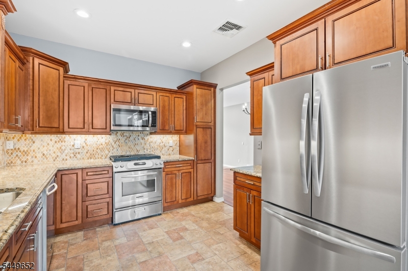 5 St Charles Ave Property Photo 8
