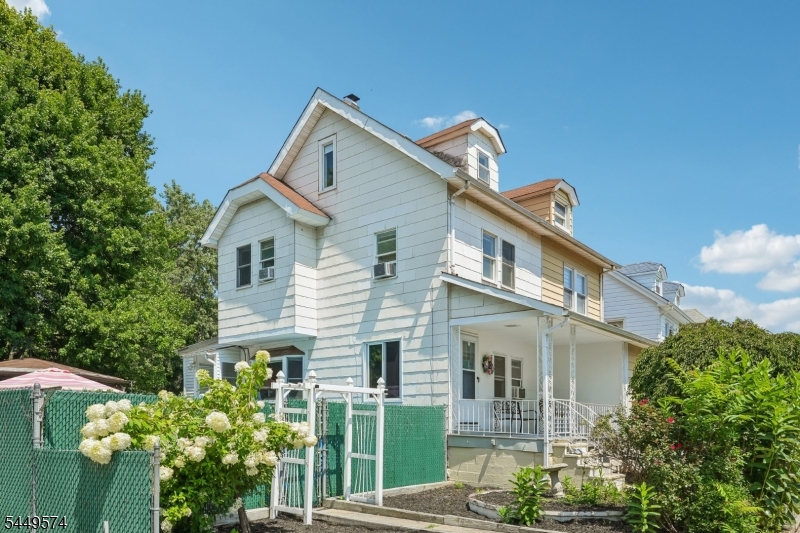 2 Howard St Property Photo 2