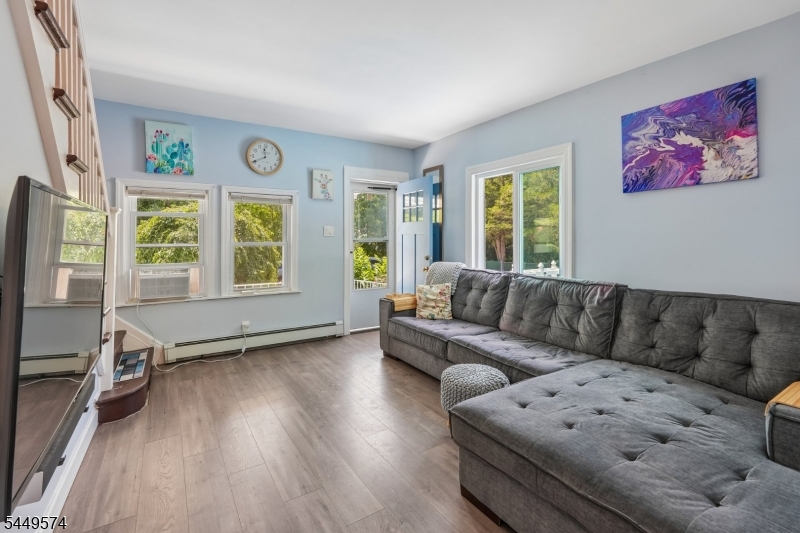 2 Howard St Property Photo 5