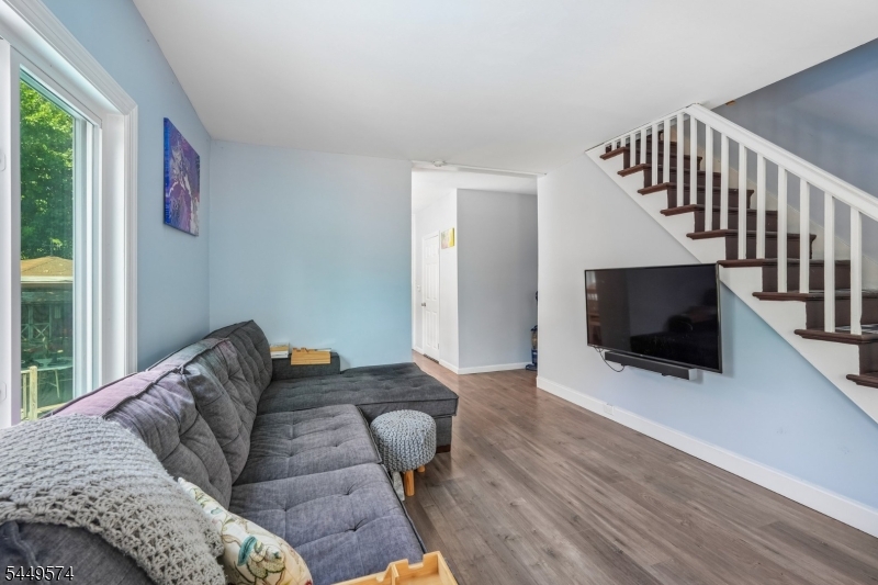 2 Howard St Property Photo 6