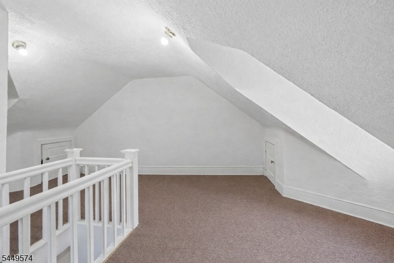 2 Howard St Property Photo 18