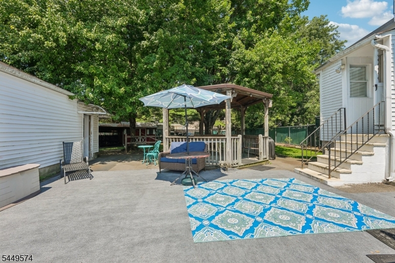 2 Howard St Property Photo 22