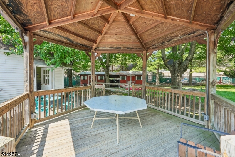 2 Howard St Property Photo 25