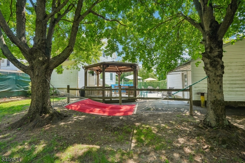 2 Howard St Property Photo 26