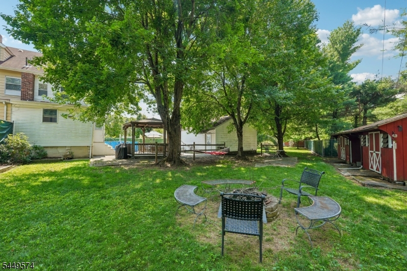 2 Howard St Property Photo 27