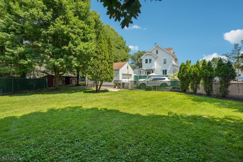 2 Howard St Property Photo 31