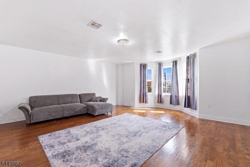 17 Stanton St Property Photo 16