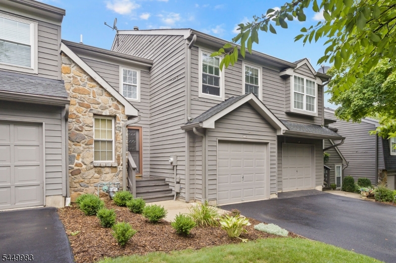 40 Roxbury Ct G Property Photo 1