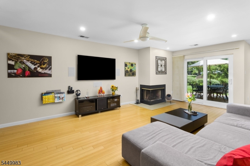 40 Roxbury Ct G Property Photo 4