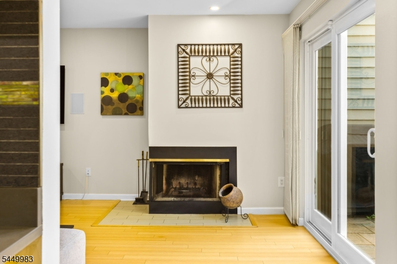 40 Roxbury Ct G Property Photo 6