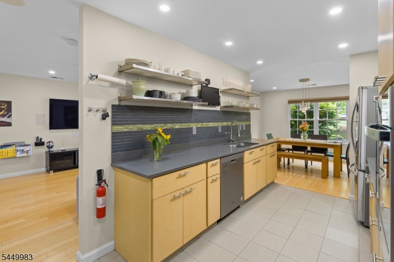 40 Roxbury Ct G Property Photo 10