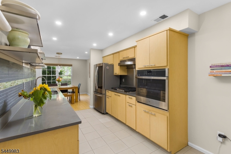 40 Roxbury Ct G Property Photo 11